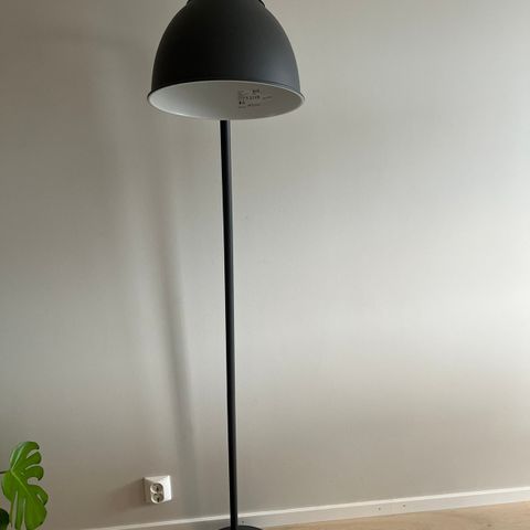 Hektar gulvlampe fra Ikea