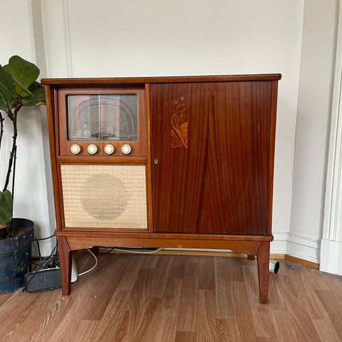 Vintage radio skap