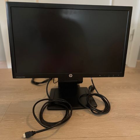 PC-skjerm, 23 tommer, merke HP, med to HDMI-kabler