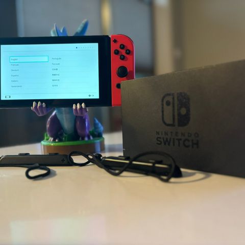 Nintendo Switch med docking og red & blue joycons