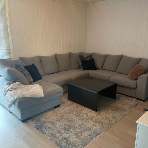 Hjørnesofa med sjeselong selges (reservert)