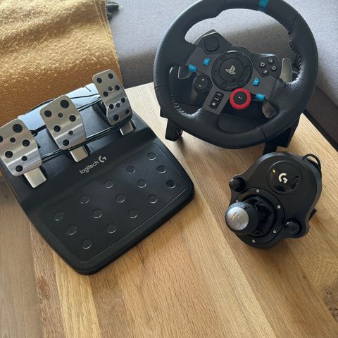 Logitech G29 racing ratt, pedaler og girspake. Pent brukt.