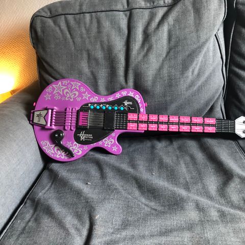 Hannah Montana lekegitar som nekter å dø