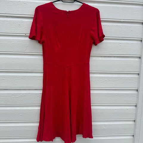 Tommy Hilfinger kjole. Nydelig rød farge. Str. S. Pent brukt