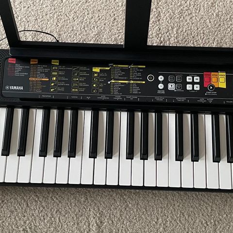 Yamaha PA 130 musikk keyboard synth piano