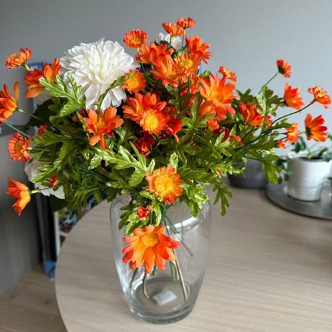 Stor kunstig blomsterbukett med vase