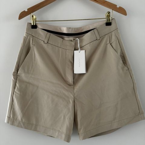 Shorts fra Aurora i sandfarge str 38