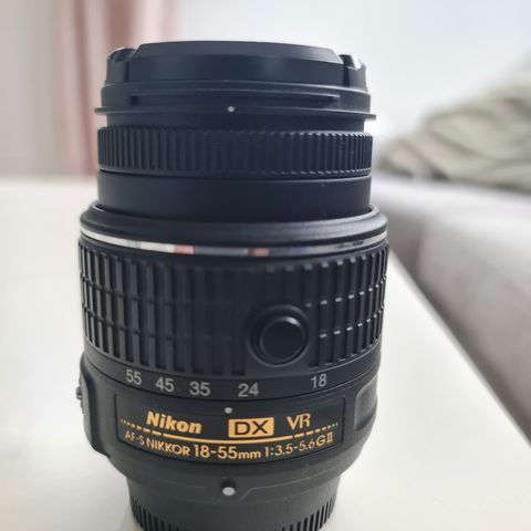 Selger Nikon AF-S DX NIKKOR 18-55mm f/3.5-5.6G II VR - Som Ny!