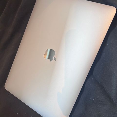 MacBook Air 13 (2020) 256GB (stellargrå) kjøpt i 2022