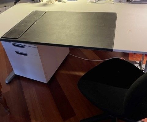 Arbeidsbord, kontor bord med stol