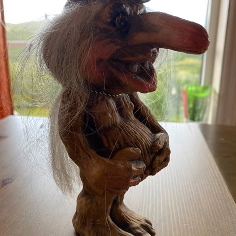 ELDRE MORSOMT TROLL. HØYDE CA. 20CM.