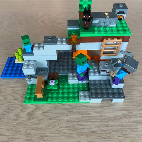 LEGO Minecraft® Zombiehulen 21141