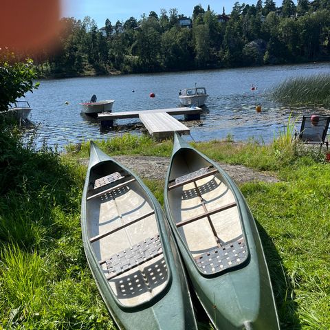 Leier ut to stk kanoer rett ved mosseelva i Vansjø.