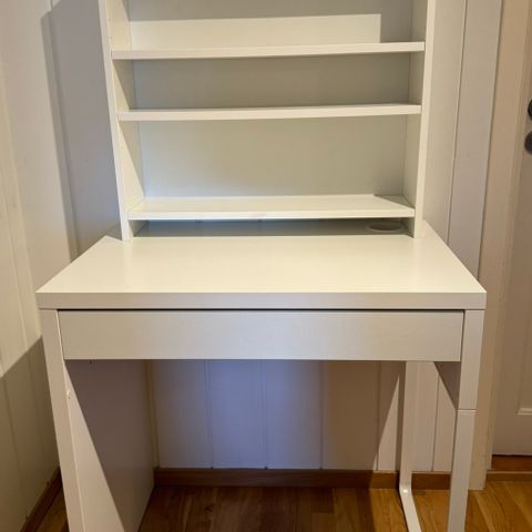 Skrivebord (Micke fra IKEA)