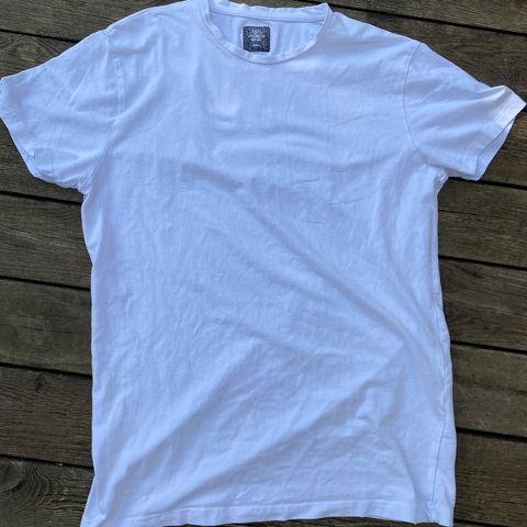 Hvit T-skjorte str 12-14 år