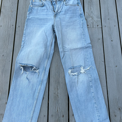 "Perfect jeans" med hull fra Ginatricot, str 32