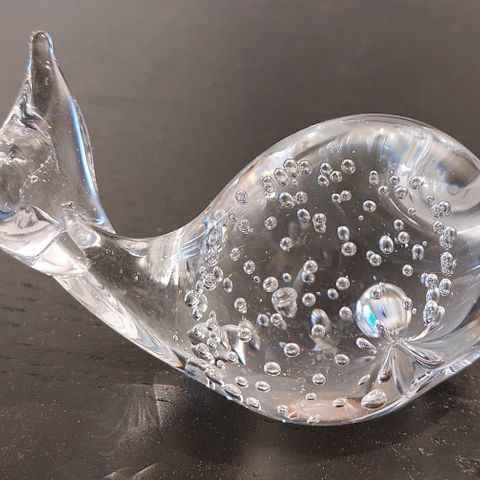 Glasskunst. Glassfigur med bobler på innsiden.