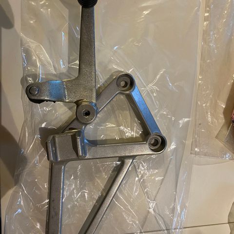 Orginal (OEM) Honda CBR600F1 Girspak med bracket (feste fothviler venstre side)