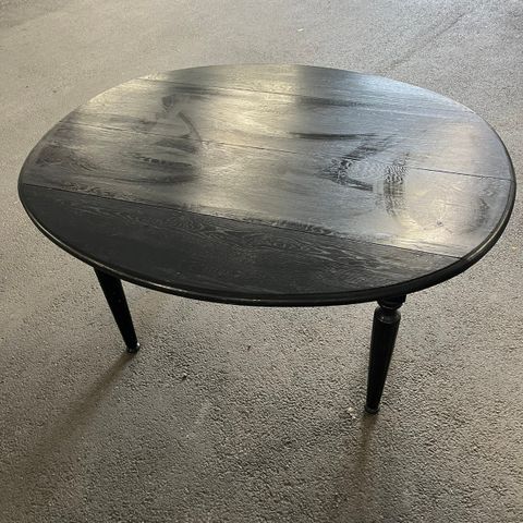 Oval spisebord i eik,malt i sort