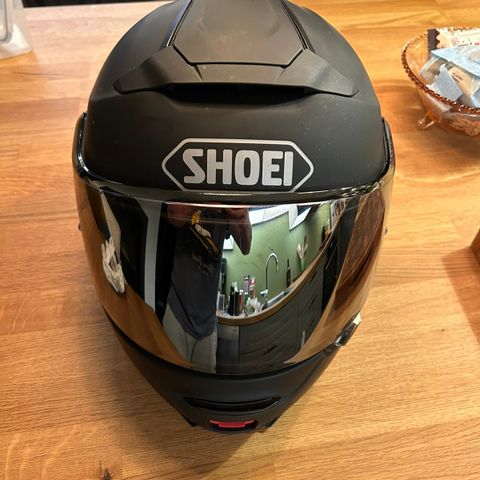 Meget pent brukt Shoei mc-hjelm med Bluetooth system innebygd.