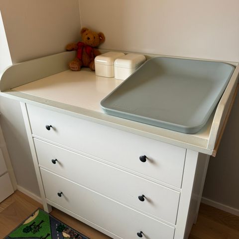 (Reservert) Fint stellebord / IKEA Hemnes kommode med hjemmelaget stelletopp