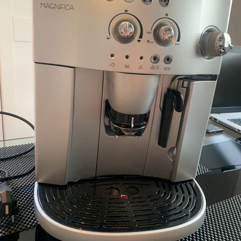 Kaffemaskin Delonghi Magnifica