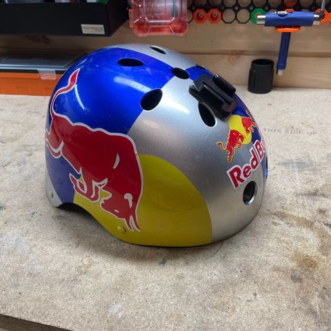Red Bull hjelm