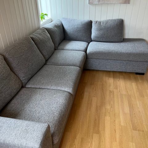 Pent brukt grå sofa med sjeselong