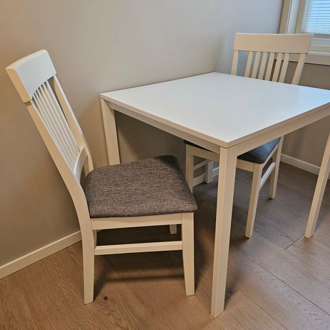 Kjøkkenbord med 4 spisestoler