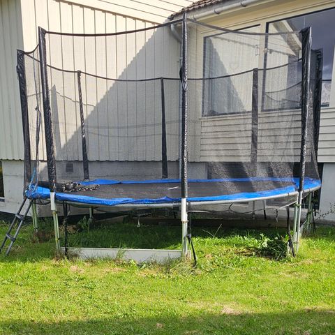 Solid rund trampoline  4 ø diameter, følger med ekstra duk