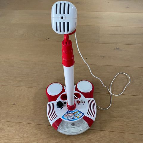 Mikrofon i stativ for barn