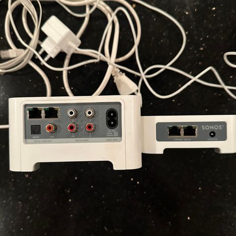 Sonos Connect og sonos bridge med tilhørende orginale kabler.