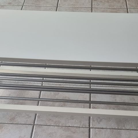 Entrebenk med skohylle fra IKEA, Tjusig. Kr 250,-.