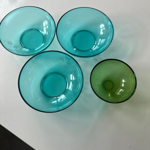 Snope skåler 3 blå og 1 grønn