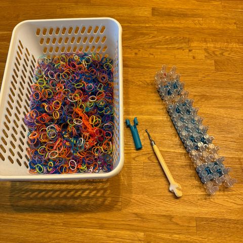 Strikker til å lage smykker. Loom band.