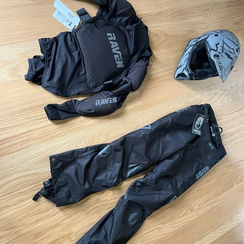 Hjelm, enduro pant og soft shield.