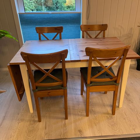 Kjøkkenbord med 4 stoler.