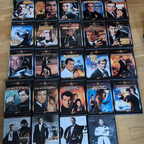 24 James Bond DVD filmer