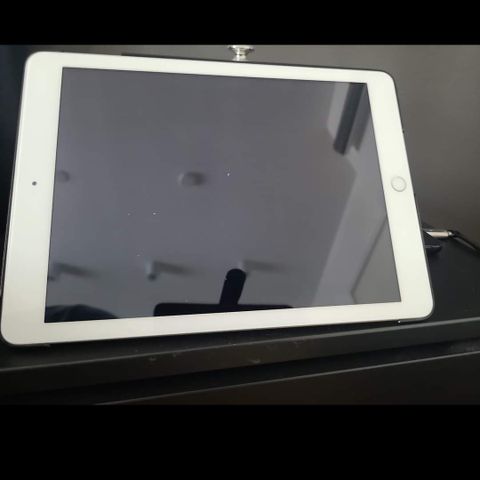 Ipad 9.7  128gb lite brukt selges