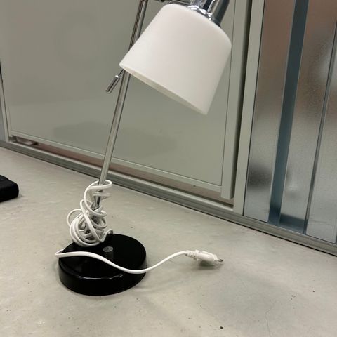 Skrivebordslampe selges billig