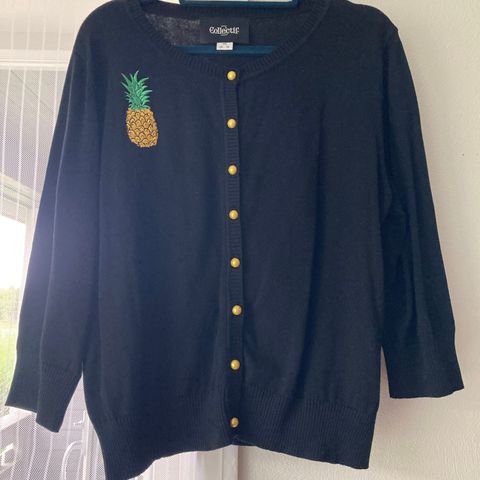 Pen retro cardigan fra Collectif! Str. 4XL/UK22