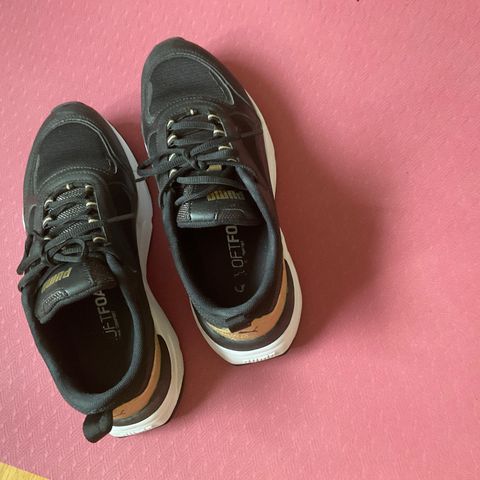 Svarte Puma sneakers str 40 s kr 300