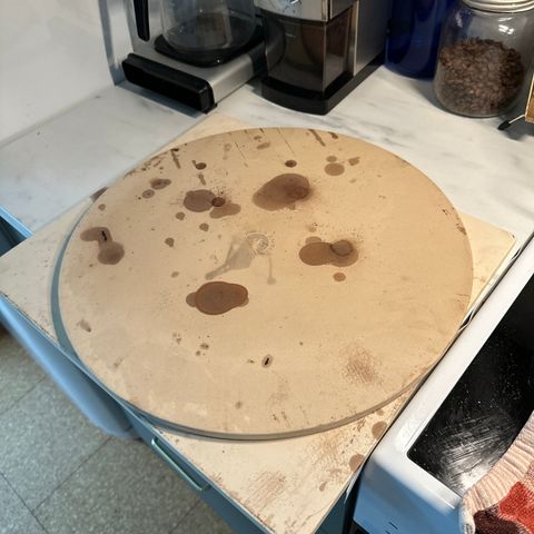 En rund og en kvadratisk pizzastein gis bort
