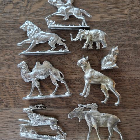 8 STK FIGURER I STØPT TINN, GASELLE,ELG,LØVE,ELEFANT,KAMEL,KATT,HUND,HEST