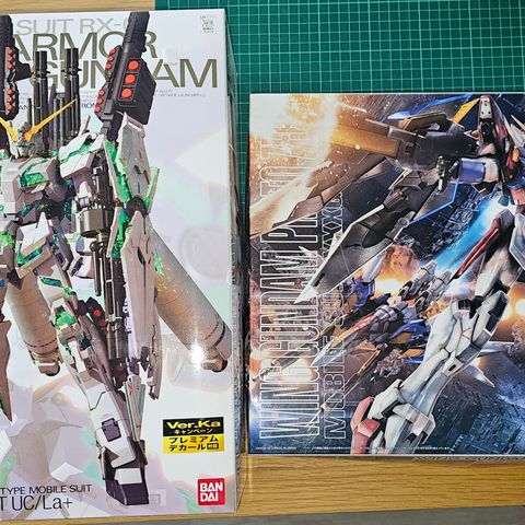 Gundam. Full Psycho Frame Unicorn og Gundam Wing Proto Zero