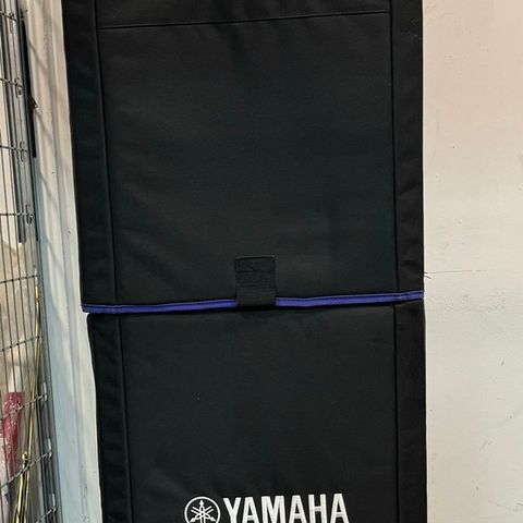 2 stk Yamaha 15 DXR aktiveTopper med stativer og beskyttelstrekk