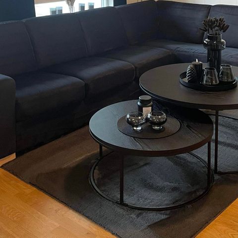 Svart velour sofa