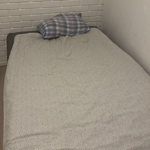 Ikea seng med overmadrass selges