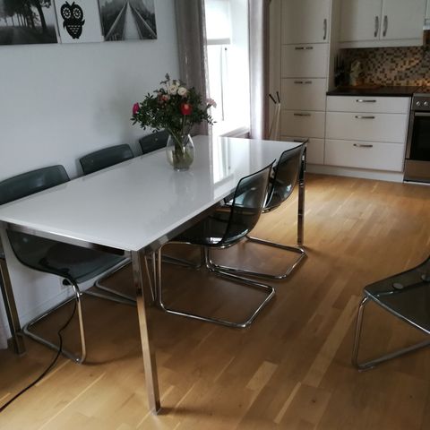 Hvitt spisebord (180x85 og 76cm høyt). 6 stoler (83cm høye og setet 46x39cm).