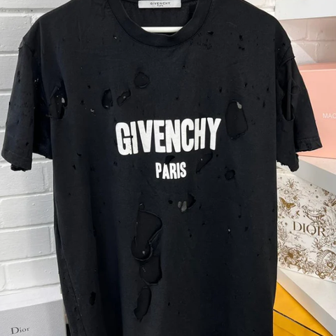 Pent brukt Givenchy - Severe Distressed Logo T-shirt selges
